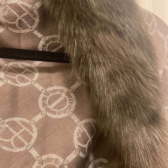 Henri Bendel scarf with fur trim. - Picture 4 of 7